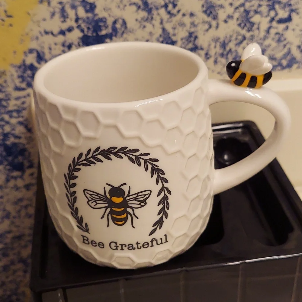 Bee Grateful OVERSIZED Ceramic Embossed Coffee Mug 20 Ounce BNWT 5☆ RETIRED